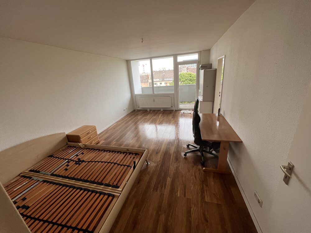 Wieder nutzbarer, heller Wohn- und Schlafraum mit Bett nach einer Messie-Entrümpelung